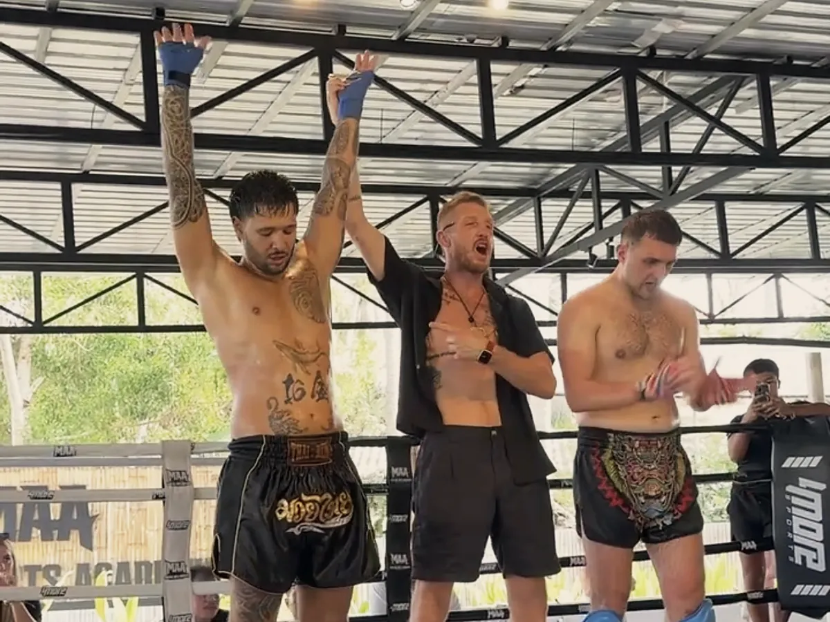 Nach dem Sparring im Ring des MAA wird dem Sieger der Arm gehoben.